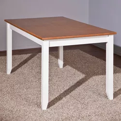 4 Een wit houten bedframe en een bruine houten tafel zijn beschikbaar